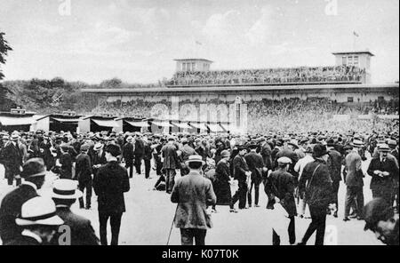 champ de courses de Chantilly, France, avec une grande foule Banque D'Images