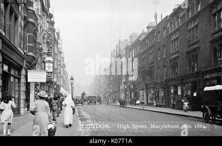 Avis de Marylebone High Street, Londres, avec le Wigmore Hall Piano Galeries sur la gauche. Date : vers 1920 Banque D'Images