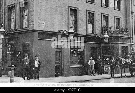 Vue sur le pub York Arms, Curzon Street, Londres Banque D'Images