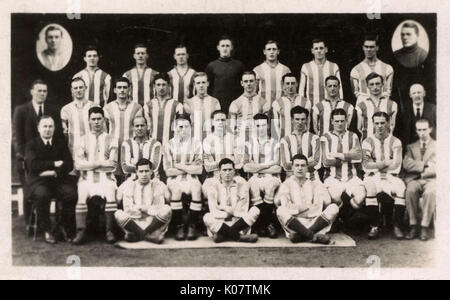 Huddersfield Town FC c l'équipe de football 1922-1923. Rangée arrière : Walter, bois, Slade, Cowell, Barkas, Brough. Smith. Troisième rangée : Chaplin (formateur), Marlow, Stentiford, Wilson, Goodier, Goodall, Cawthorne, Watson, Wadsworth, Eastwood (entraîneur-adjoint). Assis : Chapman (secrétaire-directeur), Brown, Mann, Johnstone, le Langham, l'acier, Smith, Islip, Smith, Beevers (Secrétaire adjoint). Rangée avant : Spry, Richardson, Byers. En médaillon : Stephenson, Taylor. Date : 1922-1923 Banque D'Images