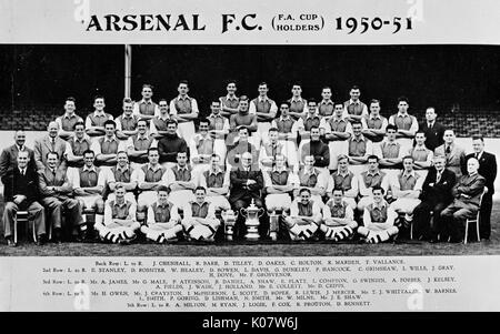 L'équipe de Arsenal Football Club (FA Cup) et les fonctionnaires titulaires, la saison de 1950-1951 (les noms sous la photo). Date : 1950-1951 Banque D'Images