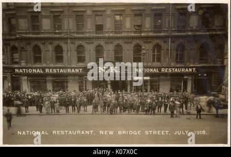 Le restaurant National, New Bridge Street, London EC4, juillet 1918 -- partie de la cuisine nationale régime parrainé par le gouvernement mis en place durant la Première Guerre mondiale, la pénurie alimentaire pour fournir des repas chauds pour les classes laborieuses. Date : 1918 Banque D'Images