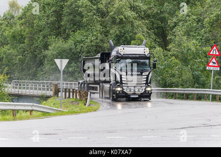 European truck conduisez sur un petit pont Banque D'Images