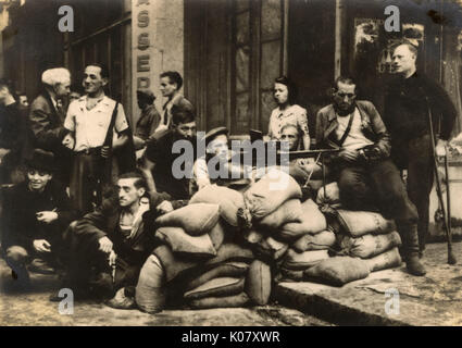 ';Homme les barricades !' ; ce cri qui retentit sur lundi, Août 21st, 1944. Cette photographie montre le fantastiques hommes manning une barricade dans le district de citer certains tenus par des Parisiens suave armé d'une mitraillette dans la préparation de la bataille pour la libération de Paris. Date : 1944 Banque D'Images