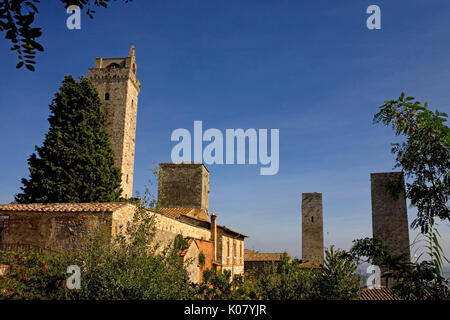 Torre Grossa et autres tours de la Via della Rocca, San Gimignano, Toscane, Italie Banque D'Images