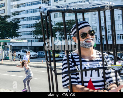 Des manifestants anti-corruption se réunissent sur la plage de Copacabana pour évacuer leur frustration face à la situation politique actuelle au Brésil Banque D'Images