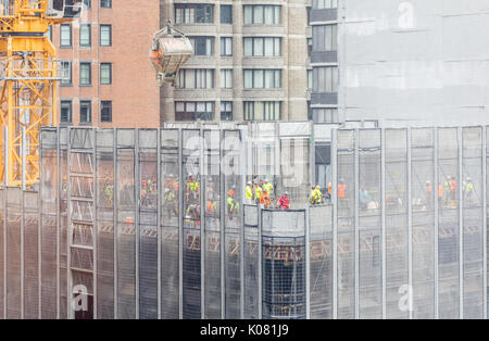 Les travailleurs de la construction travaillant sur la création d'un bâtiment élevé à Manhattan Banque D'Images