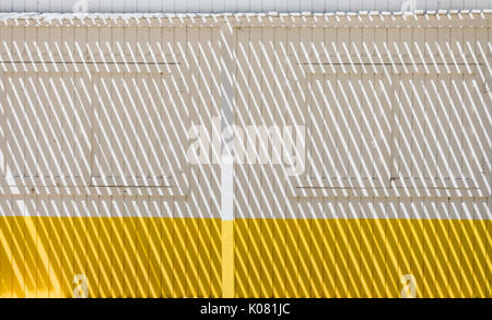 Ombres sur l'avant d'une façade peinte de jaune et blanc d'un farm stand dans East Hampton, ny Banque D'Images