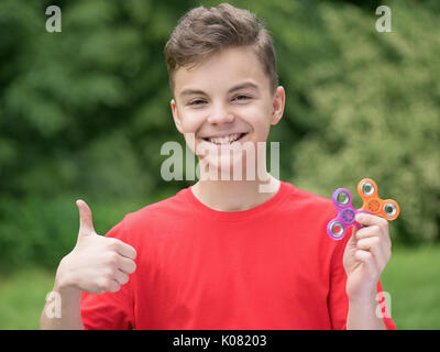 Teen boy with spinner Banque D'Images