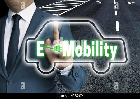 E-mobilité l'écran tactile est exploité par l'homme concept. Banque D'Images