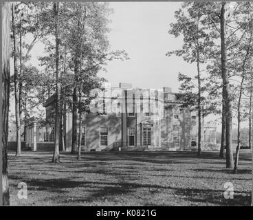 Photographie d'une grande deux étages en brique Roland Park à Baltimore, avec une grande pelouse et d'arbres qui pèsent sur l'accueil, United States, 1920. Cette image est tirée d'une série sur la construction et la vente de maisons dans le quartier Roland Park/Guilford de Baltimore, a streetcar suburb et l'une des premières communautés planifiées aux États-Unis. Banque D'Images