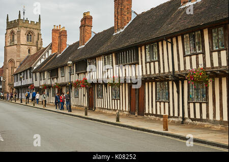 Cité médiévale à colombages de la rue une ligne hospices à Stratford upon Avon, en vue de la chapelle de la Guilde. Banque D'Images