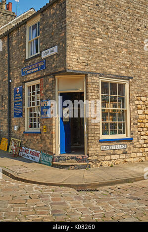 Côte raide à Lincoln liens la cathédrale et le centre-ville et est bordée par une variété de styles de construction et application Banque D'Images