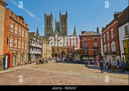 Colline abrupte dans la Cathédrale de Lincoln Lincoln liens avec le centre-ville et se termine à la place du vieux marché. Banque D'Images