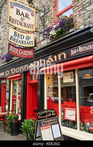 Scènederue dans la jolie ville de marché dans le comté de Kerry Kenmare Banque D'Images