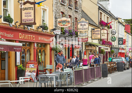 Scènederue dans la jolie ville de marché dans le comté de Kerry Kenmare Banque D'Images