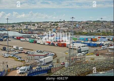 Le VHG et voitures privées d'être chargés à bord d'un ferry dans le Nord du Pays de Galles port de Holyhead Banque D'Images