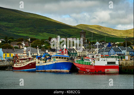 Dingle, comté de Kerry dans la République d'Irlande et une collection de bateaux de pêche sont amarrés dans le petit port de travail. Banque D'Images