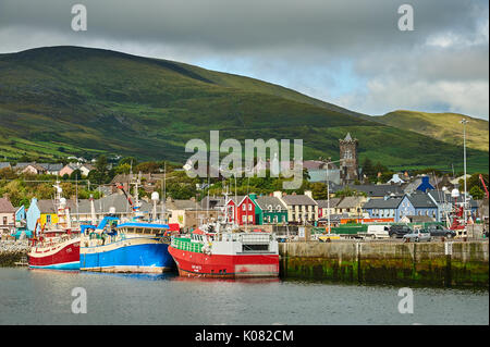 Dingle, comté de Kerry dans la République d'Irlande et une collection de bateaux de pêche sont amarrés dans le petit port de travail. Banque D'Images