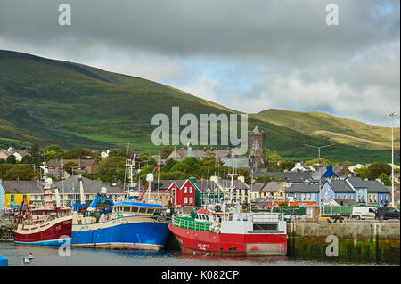 Dingle, comté de Kerry dans la République d'Irlande et une collection de bateaux de pêche sont amarrés dans le petit port de travail. Banque D'Images