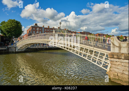 Les piétons qui traversent l'emblématique Ha'penny Bridge sur la rivière Liffey, dans le centre de Dublin, Irlande Banque D'Images