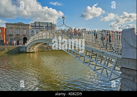 Les piétons qui traversent l'emblématique Ha'penny Bridge sur la rivière Liffey, dans le centre de Dublin, Irlande Banque D'Images