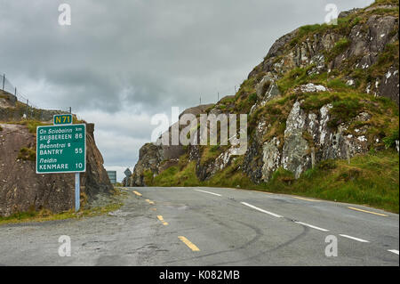 Molls Gap sur le Ring of Kerry route dans le comté de Kerry, Irlande est une lacune dans le paysage désertique où la route descend jusqu'à Kenmare. Banque D'Images