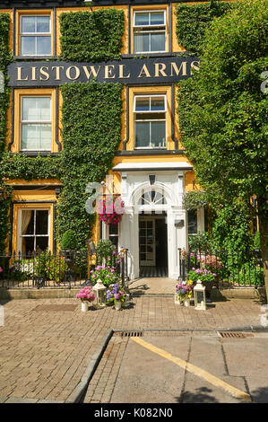 Façade du bâtiment couvert de lierre de la Listowel Arms Hotel dans le centre de Listowel, comté de Kerry, Irlande Banque D'Images