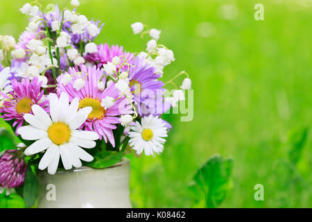 Jolie bouquet de marguerites, œillets, camomille et lis de la vallée des fleurs. Banque D'Images