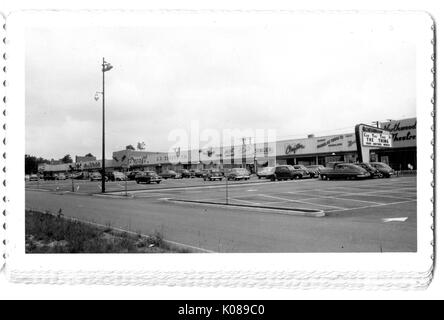 Photographie de l'aire de stationnement pour le centre commercial Northwood à Baltimore, Maryland, montrant les voitures et les bâtiments commerciaux tels que Singer, S S Kresge Company, et le théâtre de Northwood, avec un signe pour le film 'La chose d'un autre monde' à l'avant, Baltimore, Maryland, 1951. Banque D'Images