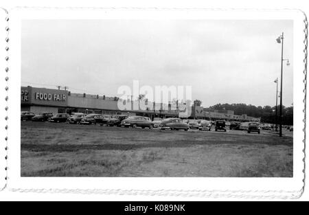 Photographie de l'aire de stationnement pour les Northwood Shopping Center à Baltimore Maryland, montrant les voitures et les immeubles commerciaux, tels que salon de l'alimentation, Baltimore, Maryland, 1951. Banque D'Images