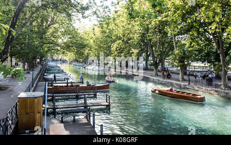 Les gens de bateau sur la rivière Thiou Annecy France Banque D'Images