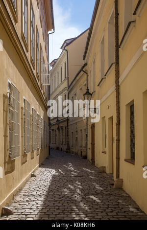 Vide et étroite rue pavée et de vieux bâtiments dans la vieille ville à Prague, République tchèque sur une journée ensoleillée. Banque D'Images