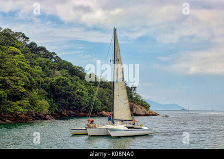 Angra dos Reis, Rio de Janeiro, Avril, 2014 : Catamaran bateau dans la baie d'Angra dos Reis région durant l'été. Rio de Janeiro deuxième en nombre de bateaux. Banque D'Images