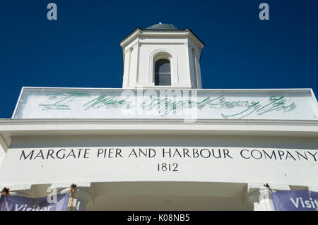 Close up de Margate Pier et Harbour Company, maintenant l'office de tourisme. Tracy Emin's neonnsign sur l'avant "Je n'ai jamais cessé d'aimer vous' Banque D'Images