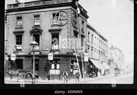 Portobello Road, à l'ouest de Londres, avec un Finch's pub sur la gauche. Date : vers 1900 Banque D'Images