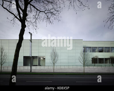 Élévation avant à travers Bismarckstrasse avec rampe d'accès à l'entrée principale. Musée Folkwang, Essen, Allemagne. Architecte : David Chipperfield Architects L Banque D'Images