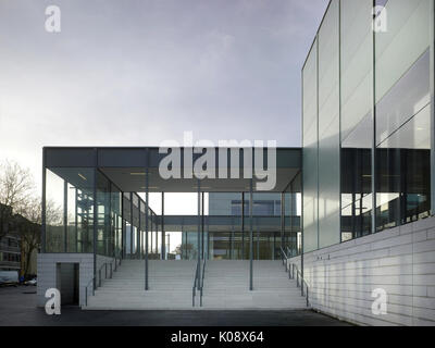 Étapes menant à l'entrée principale galerie. Musée Folkwang, Essen, Allemagne. Architecte : David Chipperfield Architects Ltd, 2010. Banque D'Images