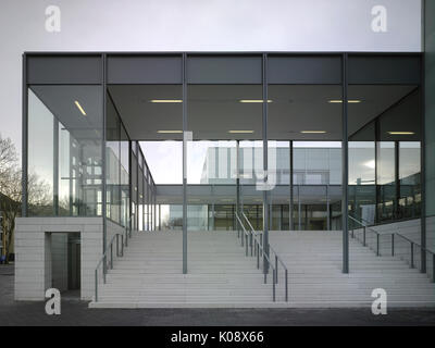 Étapes menant à l'entrée principale galerie. Musée Folkwang, Essen, Allemagne. Architecte : David Chipperfield Architects Ltd, 2010. Banque D'Images