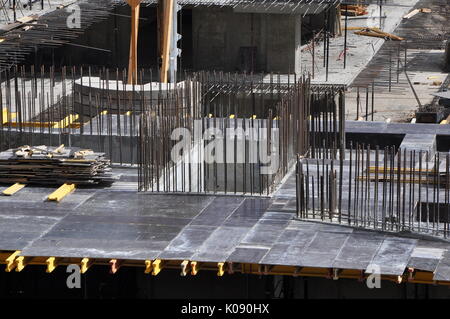 Site de construction avec des barres de fer placés dans des modèles pour la création de grille en béton armé. Banque D'Images