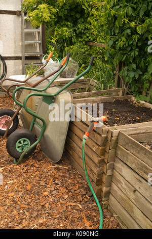 Bac à compost en bois avec des brouettes de la main Banque D'Images