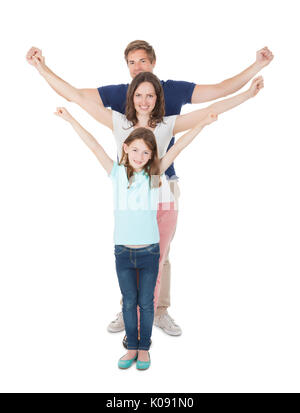 Portrait de famille heureuse avec bras levés debout en ligne sur fond blanc Banque D'Images