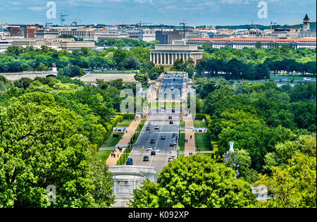 Vue depuis le cimetière d'Arlington vers le Lincoln Memorial à Washington, D.C. Banque D'Images