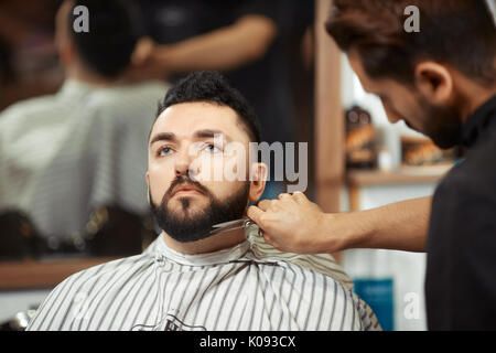Coiffure homme assis toilettage Banque D'Images