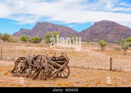 Vestiges d'un vieux wagon à l'ancienne station de Wilpena dans les Flinders Ranges - Wilpena Pound, SA, Australie Banque D'Images