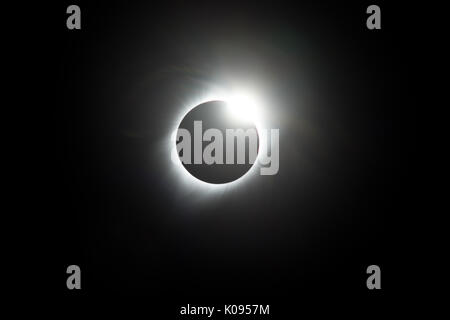 Comme le soleil brille à travers les vallées de la lune d'un anneau de diamant est visible pendant l'éclipse totale USA 2017 Banque D'Images