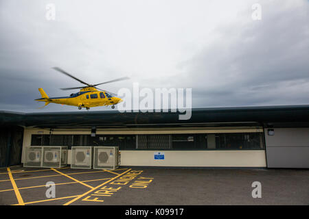 Air Ambulance décollant de l'héliport de l'Hôpital général du nord de Sheffield. Banque D'Images