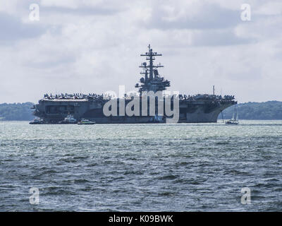 L'USS George H W Bush ancrée dans Stokes Bay dans le Solent, Angleterre Banque D'Images