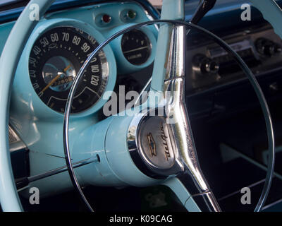 Avant l'intérieur d'une Chevrolet Bel Air 1957 berline quatre portes Banque D'Images