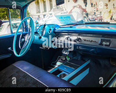 Avant l'intérieur d'une Chevrolet Bel Air 1957 berline quatre portes Banque D'Images